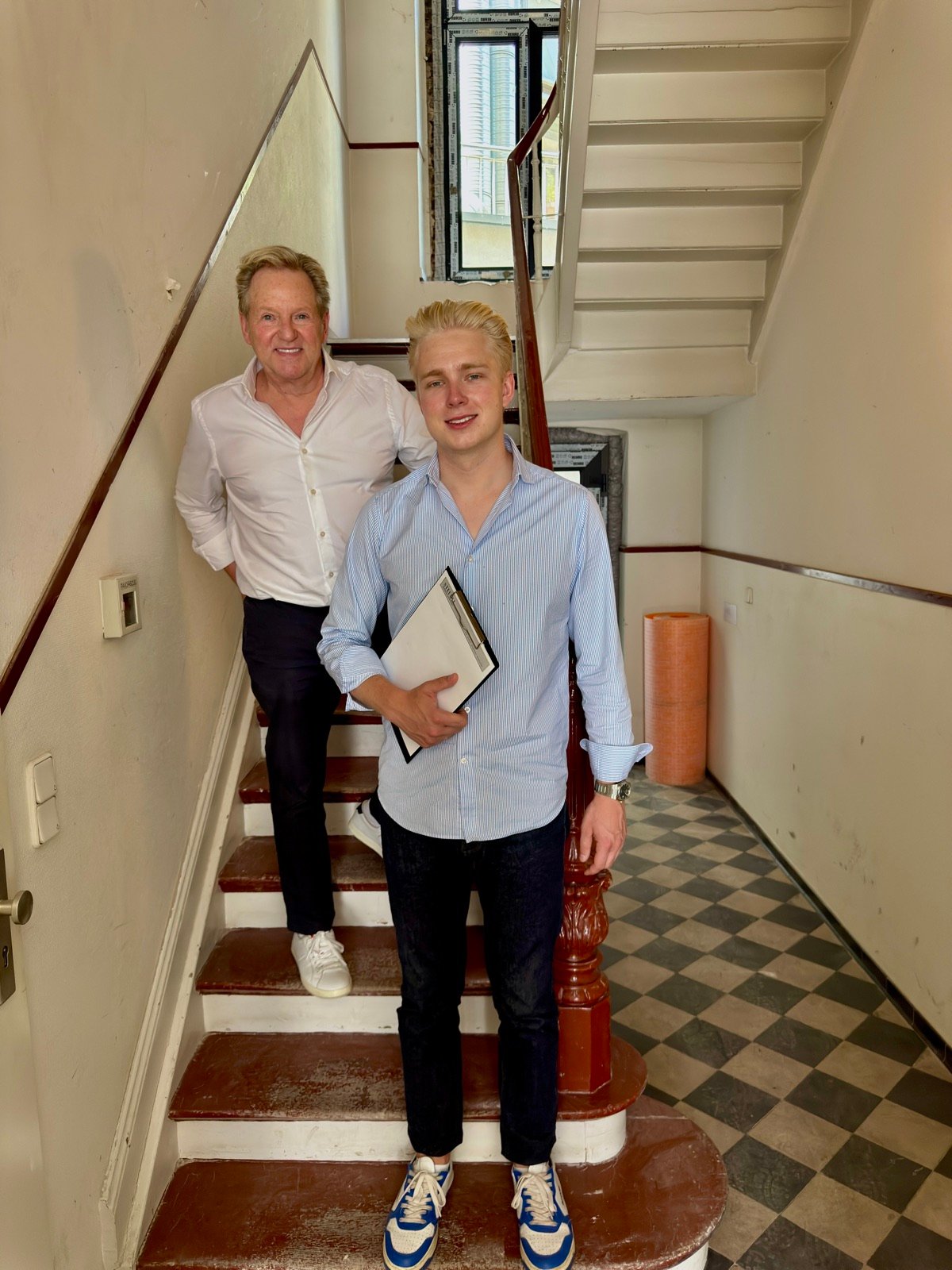 Michael und Glenn Steudel bei der Begehung im Treppenhaus eines Mehrfamilienhauses in Düsseldorf